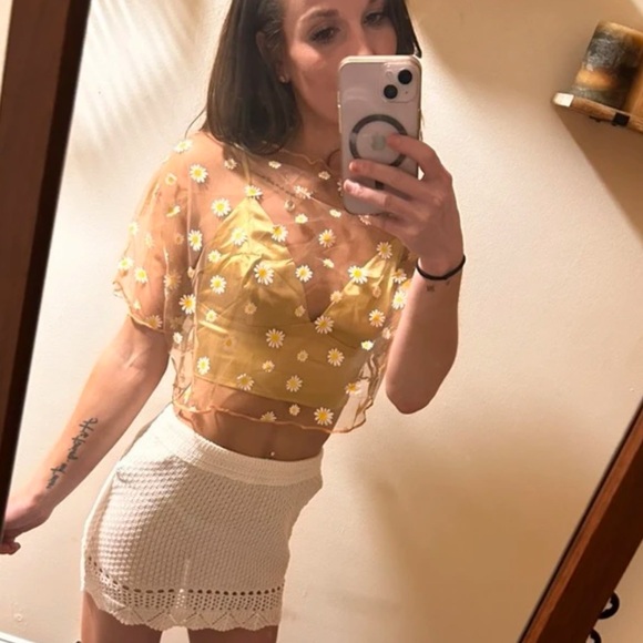 NWT! Daisy print crop mesh top - Picture 4 of 5